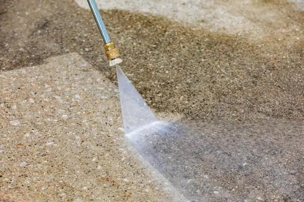 Curățare beton dezactivat cu jet de apă pentru întreținere și aspect impecabil