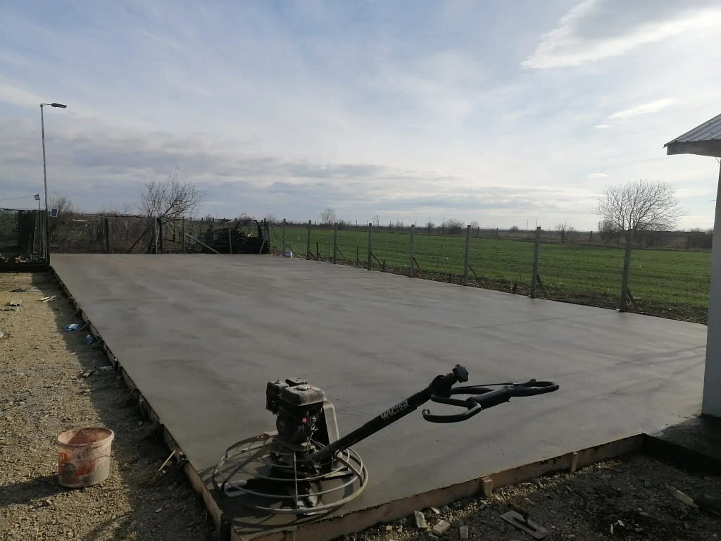Platformă exterioară din beton elicopterizat realizată pentru curte și acces auto