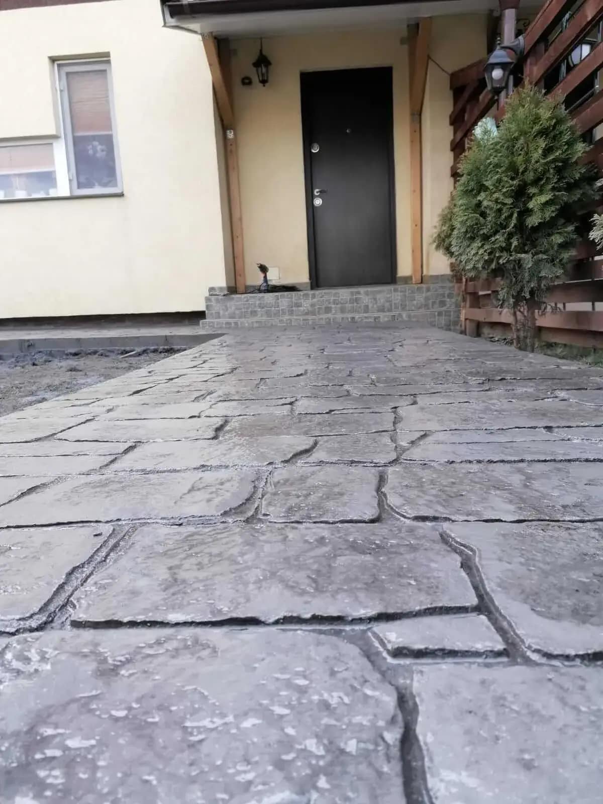 Alee de acces spre casă din beton amprentat gri rustic realizată de RBETON.