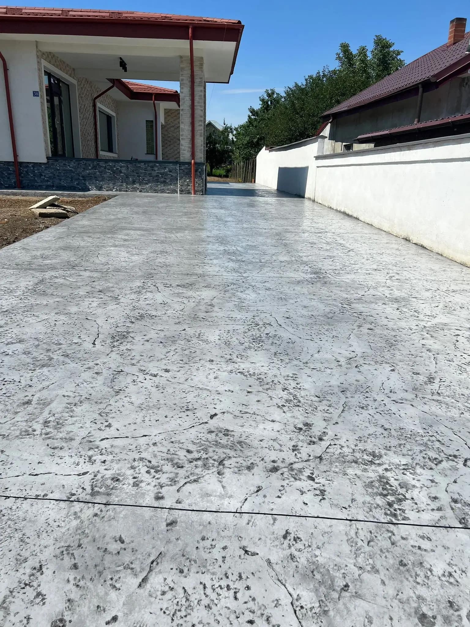 Alee auto gri din beton amprentat pentru casă nouă realizată de RBETON