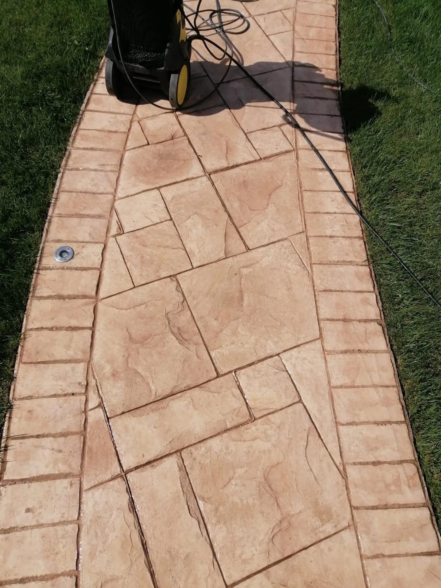 Alee de curte din beton amprentat galben nisip model piatră