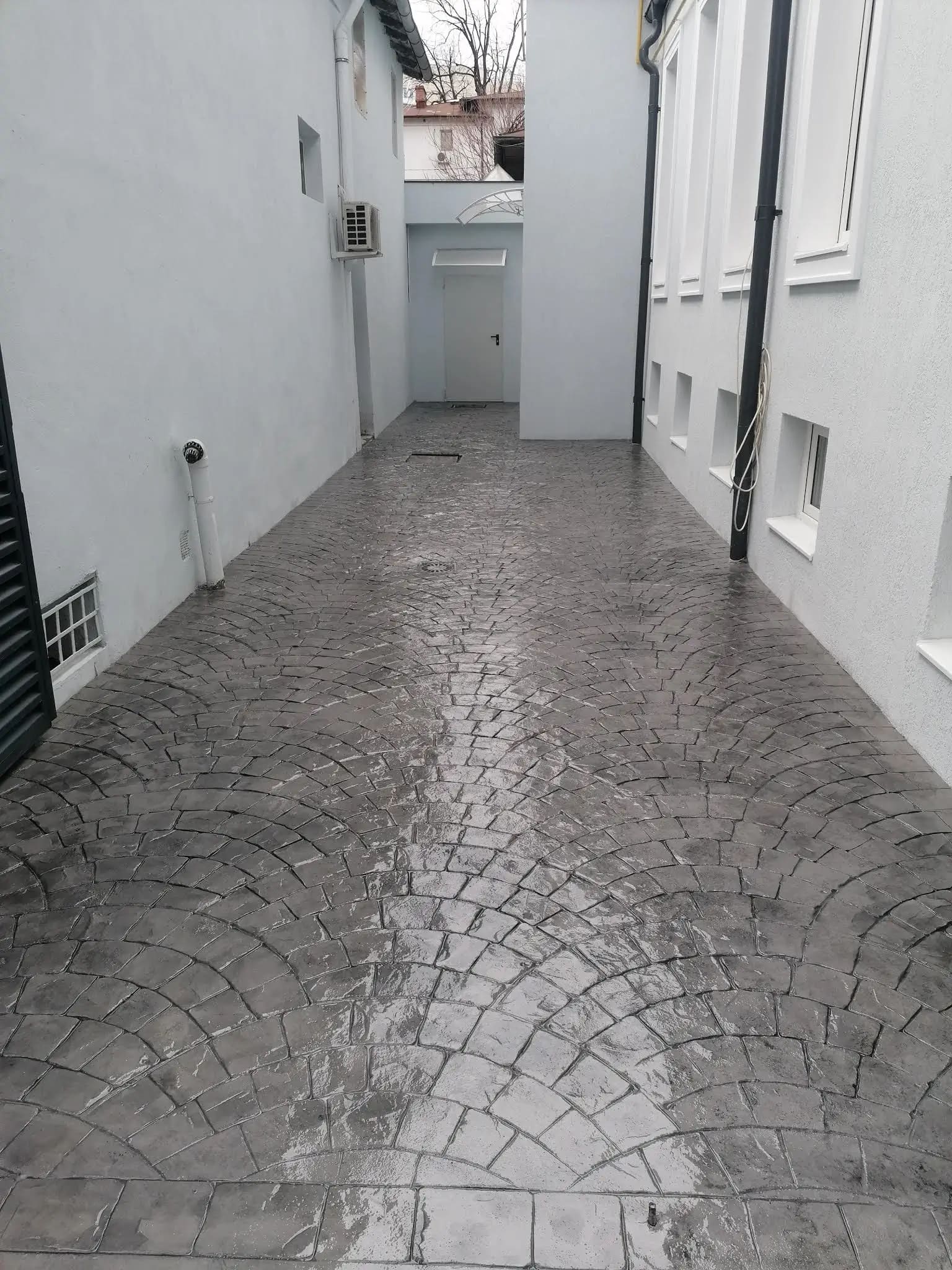 Alee din beton amprentat gri model evantai cobble stone