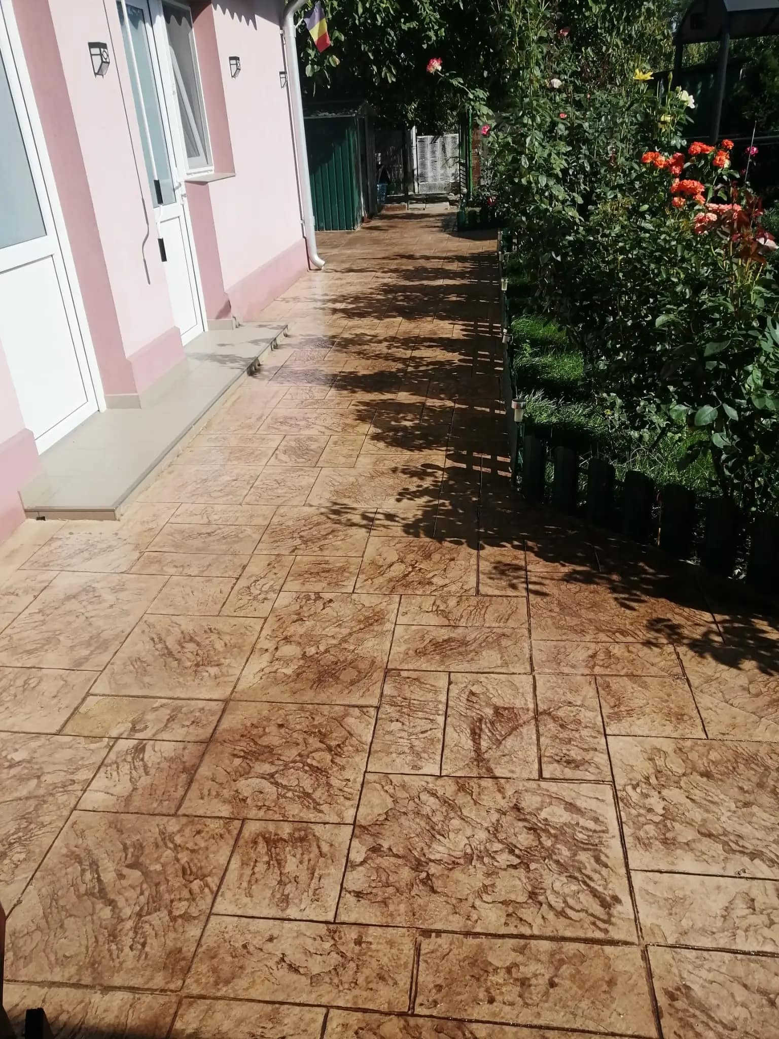 Alee beton amprentat maro model plăci decorative în curte