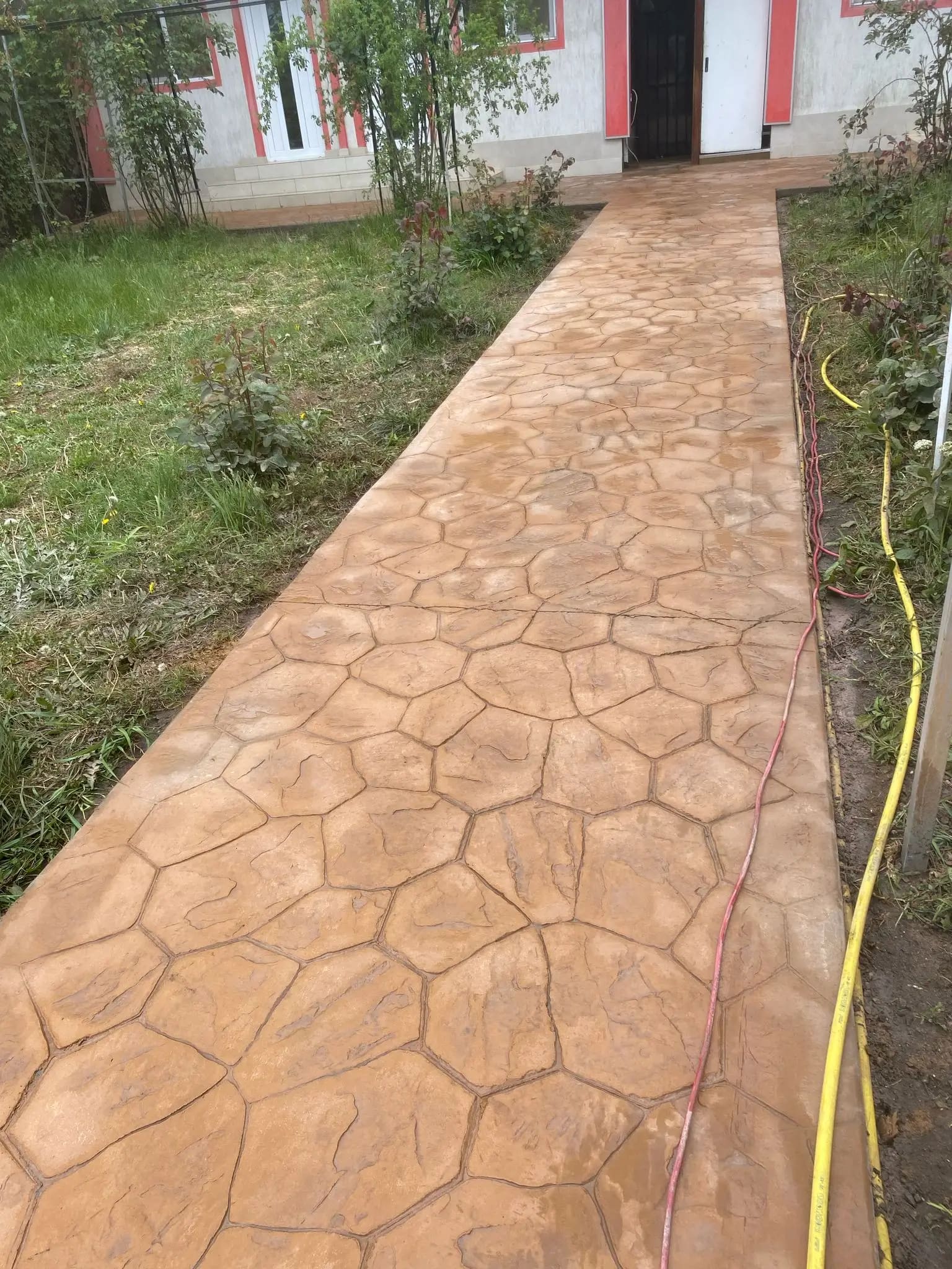 Curte amenajată cu beton amprentat bej deschis model piatră
