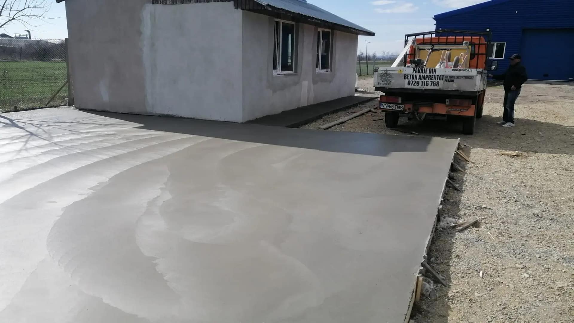 Platformă din beton elicopterizat realizată lângă casă cu finisaj neted și rezistent