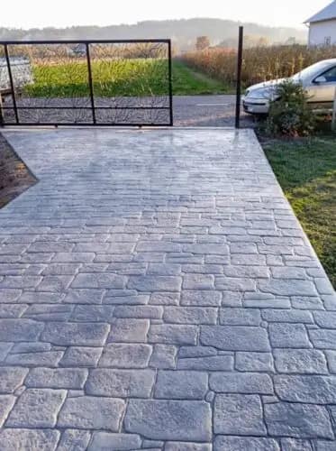 Alee gri model pavele rustice premium din beton amprentat realizată de RBETON